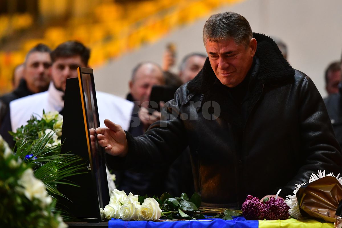 Imagini de impact de la Arena Națională. Lăcătuș și Anghel Iordănescu, răvășiți lângă sicriul lui Duckadam