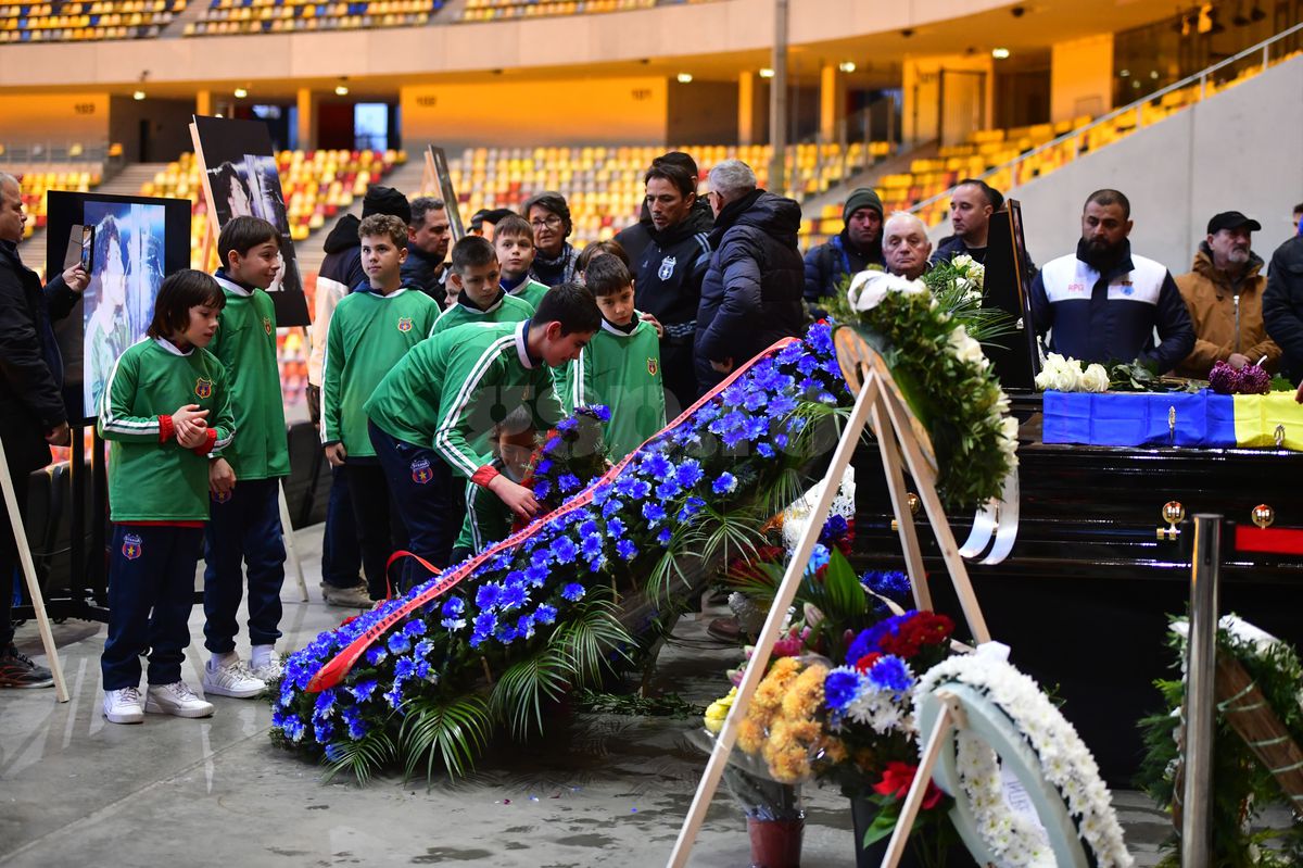 Imagini impresionante în Cupa României! Gest cum nu s-a mai văzut pe un teren de fotbal în memoria lui Duckadam
