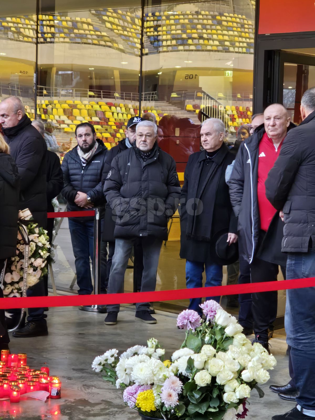 Imagini de la Arena Națională, unde este depus sicriul cu trupul neînsuflețit al lui Helmut Duckadam