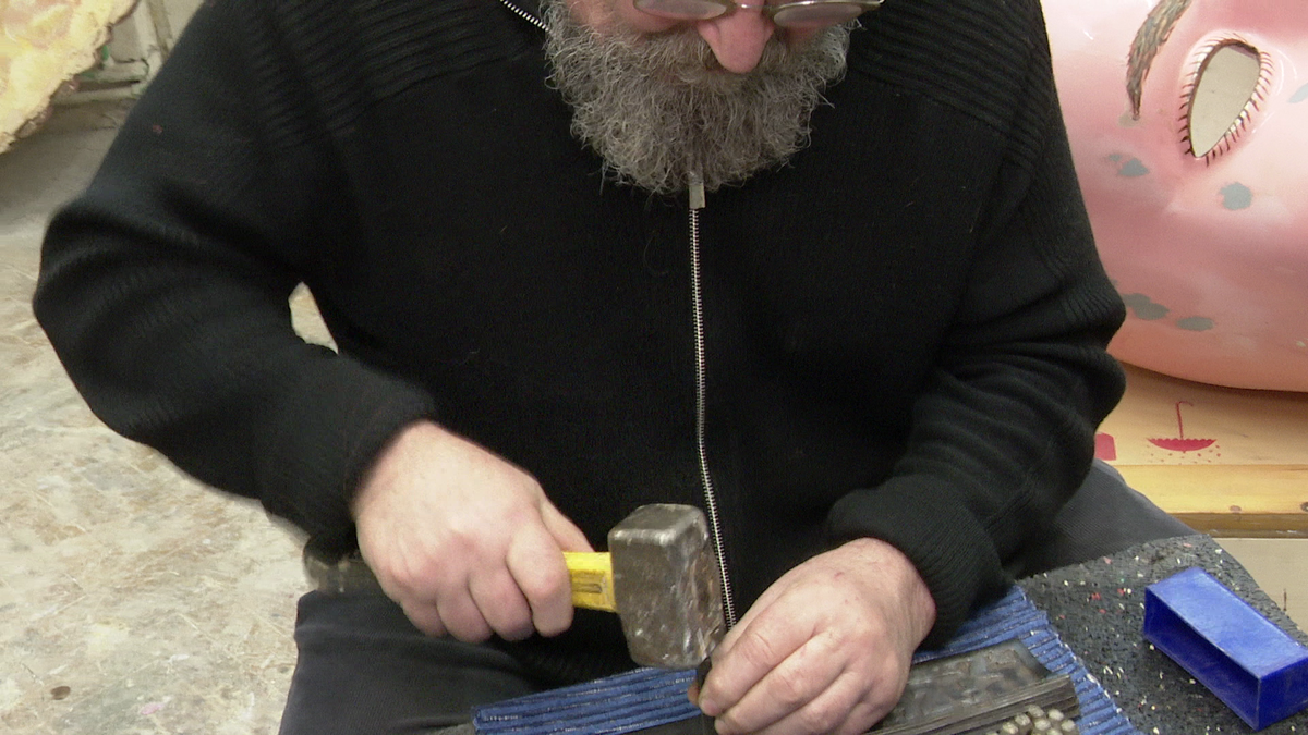 Cum se fac trofeele unicat pentru Fotbalistul și Antrenorul Anului la Superlativele GSP » Gazeta l-a filmat pe meșterul Darie Dup: „Sunt două săptămâni de muncă per trofeu”