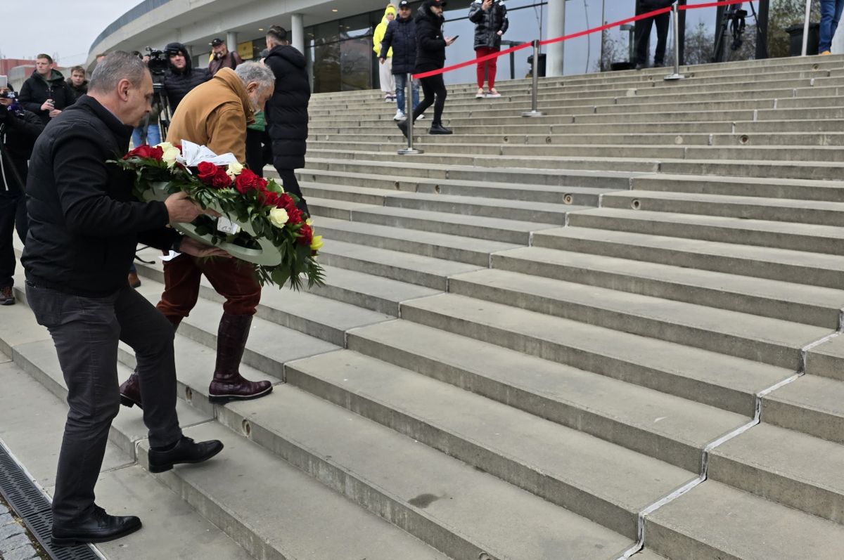 Gest special al lui Miodrag Belodedici lângă sicriul lui Helmut Duckadam, fostul lui coechipier