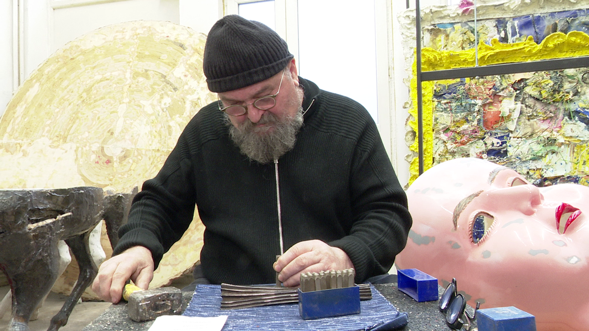 Cum se fac trofeele unicat pentru Fotbalistul și Antrenorul Anului la Superlativele GSP » Gazeta l-a filmat pe meșterul Darie Dup: „Sunt două săptămâni de muncă per trofeu”