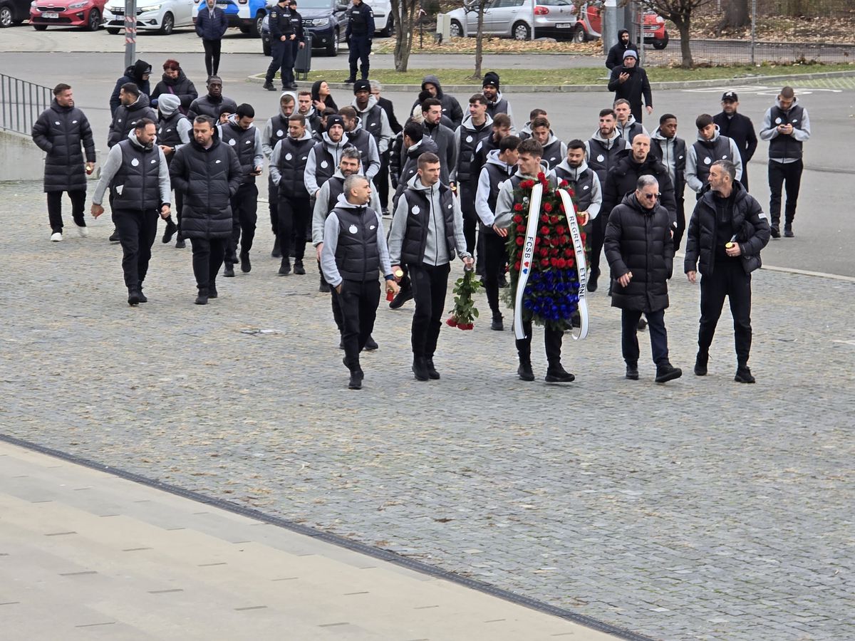 Gest special al lui Miodrag Belodedici lângă sicriul lui Helmut Duckadam, fostul lui coechipier