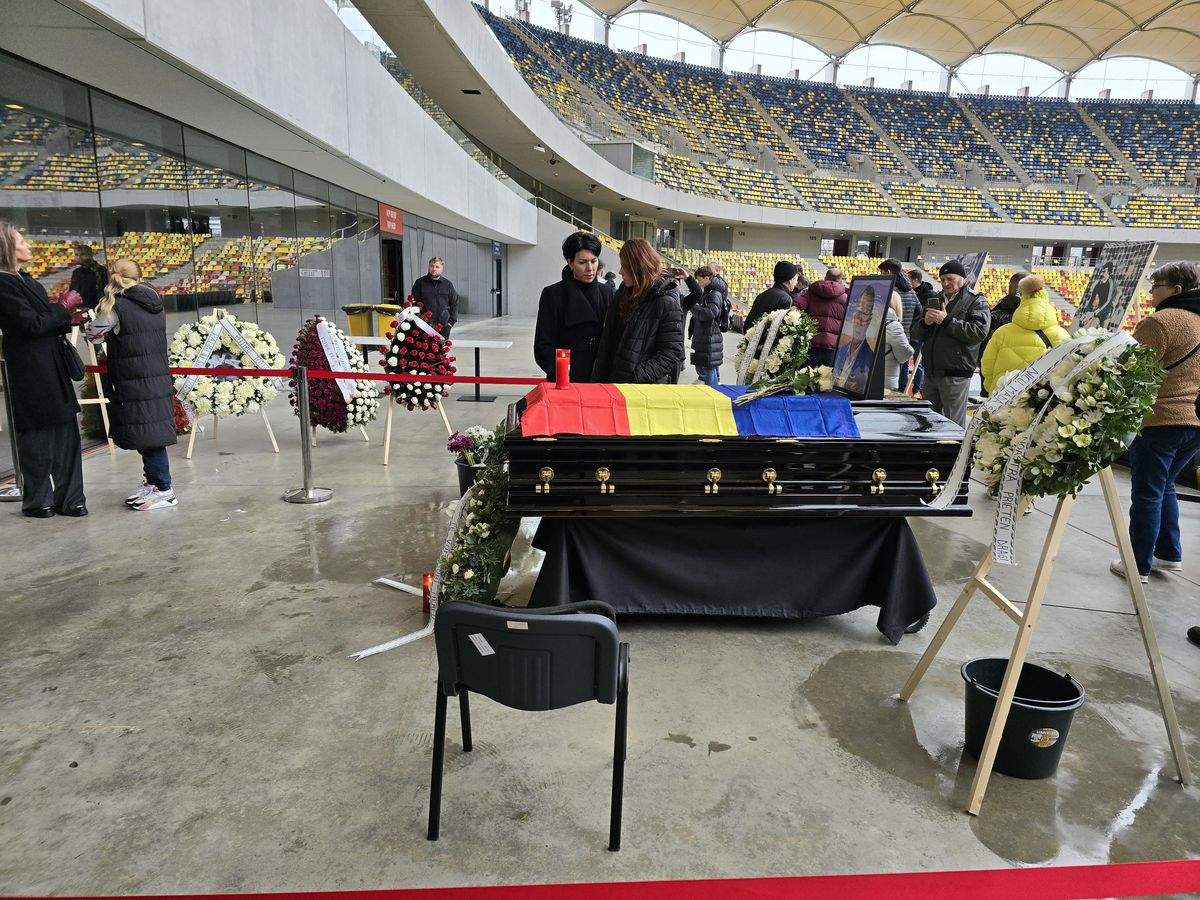 Gest special al lui Miodrag Belodedici lângă sicriul lui Helmut Duckadam, fostul lui coechipier