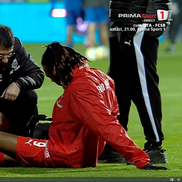 Mamadou Karamoko s-a accidentat la încălzire înainte de Farul - Dinamo // FOTO: captură Prima Sport