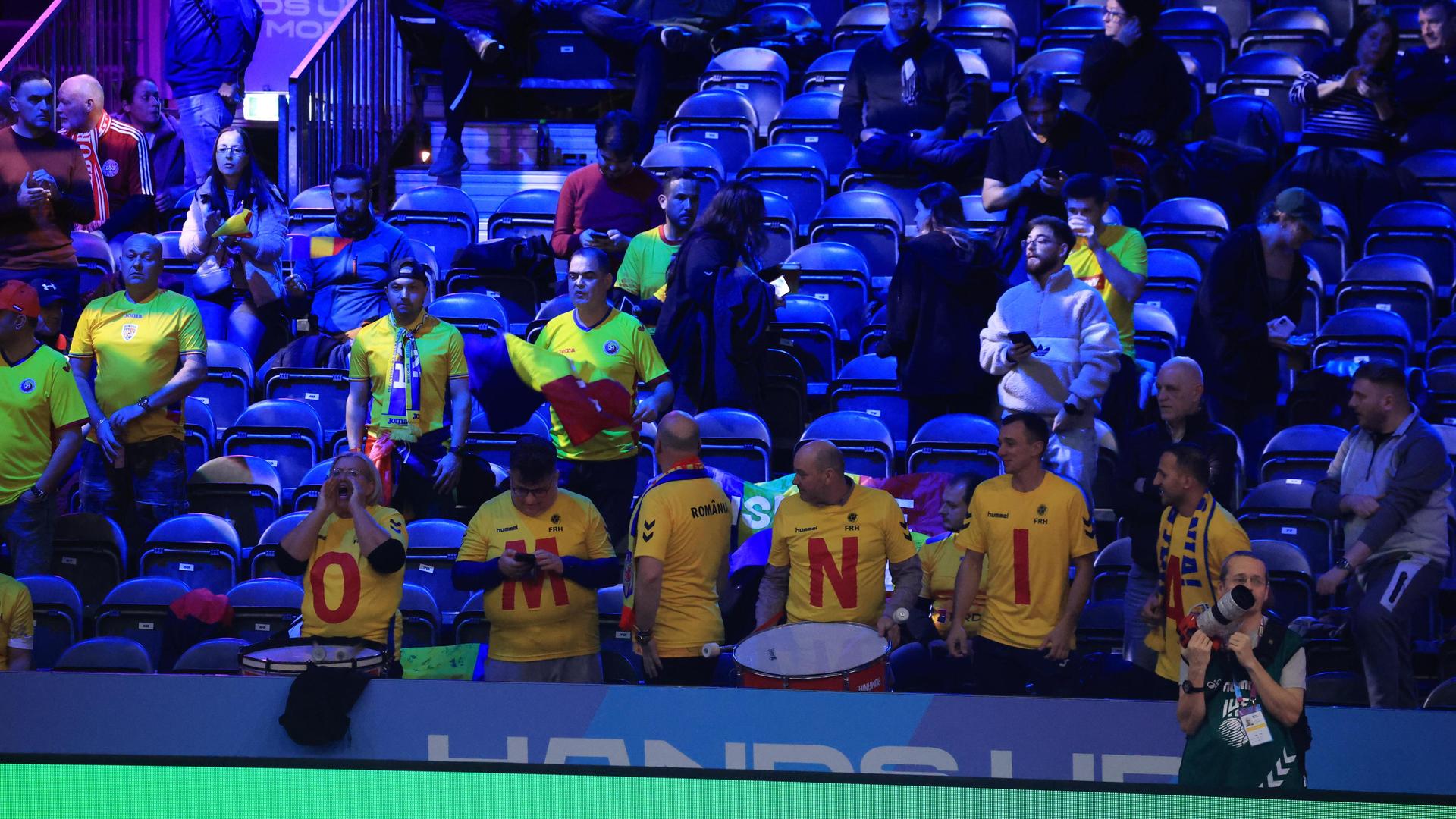 Galerii tribune România și Ungaria la meci, suporterii vocali aproape unul de altul, rivalitate fotbal intensă la Rotterdam Ahoy | sursa foto: Gazeta Sporturilor