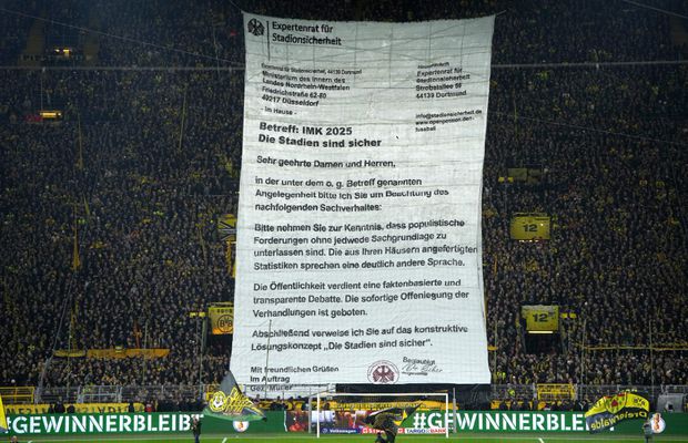 Scenografie unică: scrisoarea ministrului de interne, transpusă pe o pânză uriașă