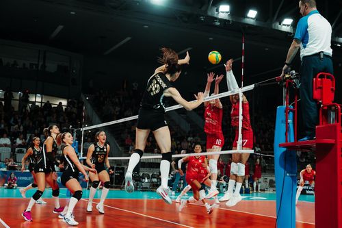 Tijana Boskovic încercând blocajul celor de la Alba Blaj FOTO cev.eu