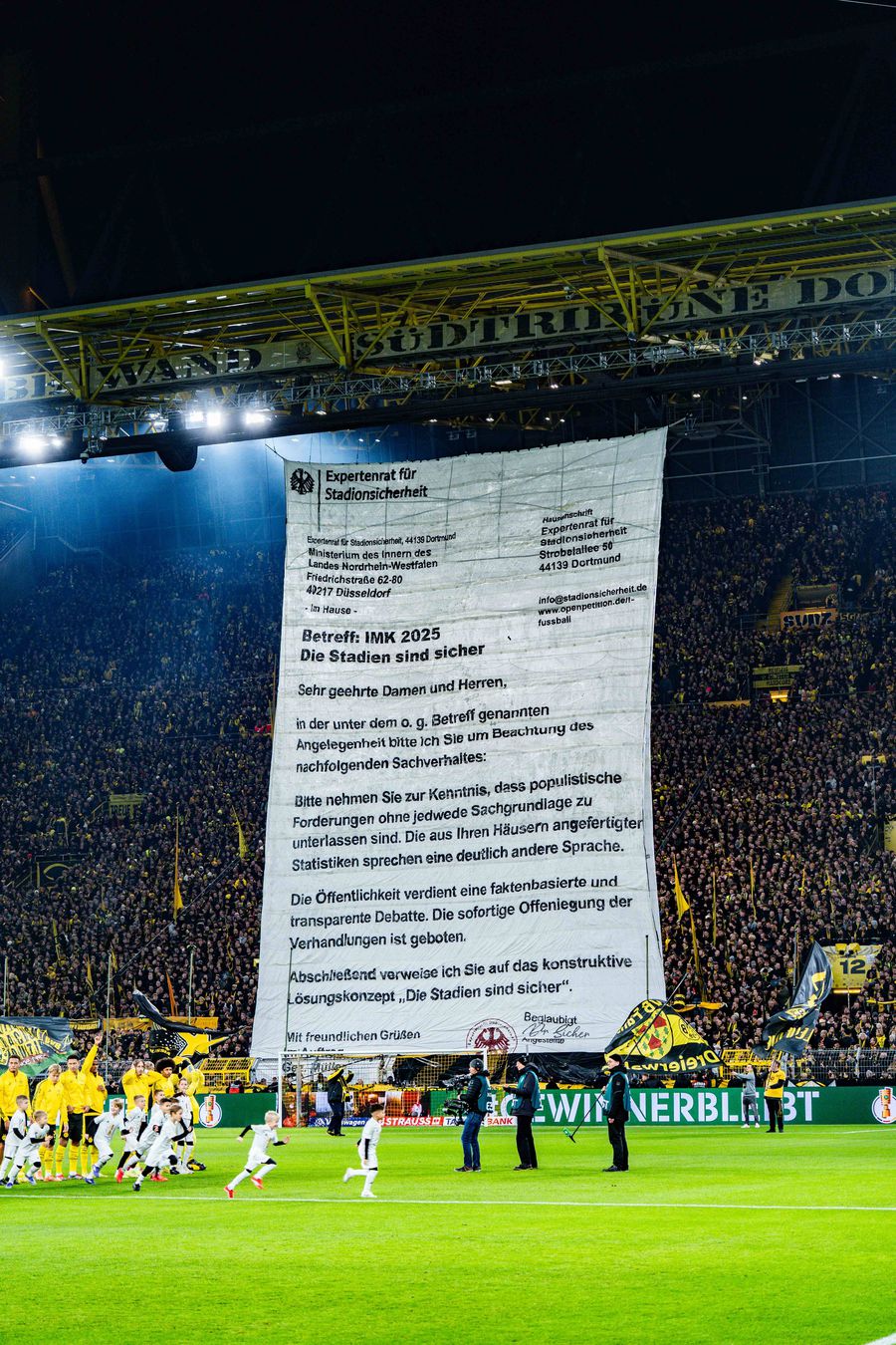 Scenografie unică: scrisoarea ministrului de interne, transpusă pe o pânză uriașă