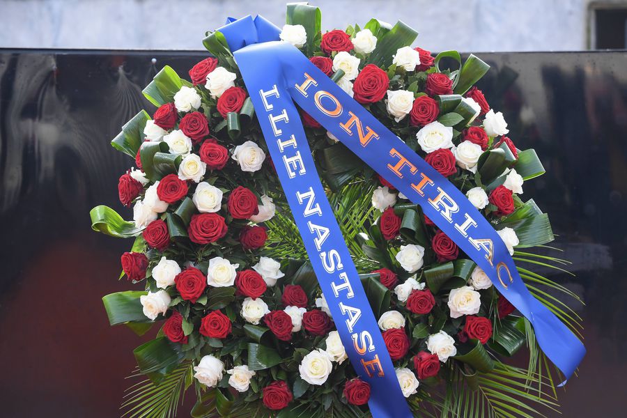 Coroana de flori pe care depus-o Ilie Năstase FOTO Imago Images Cum a apărut Ilie Năstase la înmormântarea lui Nicola Pietrangeli » Ce le-a povestit românul italienilor