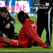 Mamadou Karamoko s-a accidentat la încălzire înainte de Farul - Dinamo // FOTO: captură Prima Sport