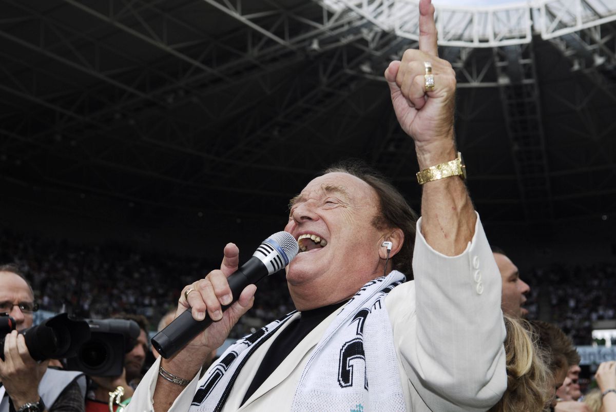 A murit interpretul celui mai cunoscut imn din fotbal, „You’ll Never Walk Alone”