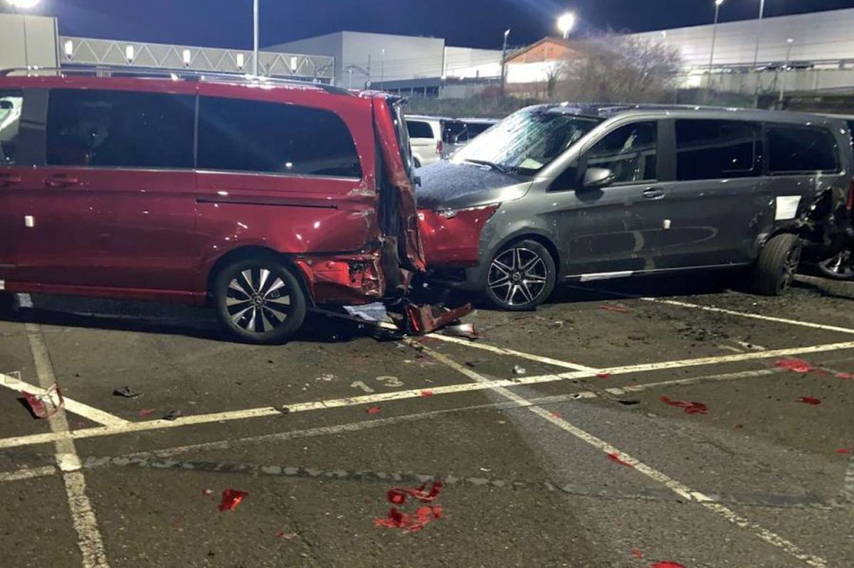 VIDEO&FOTO Un angajat concediat de Mercedes-Benz a făcut praf 69 de mașini de lux ale firmei. Paguba e imensă