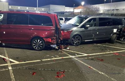 VIDEO&FOTO Un angajat concediat de Mercedes-Benz a făcut praf 69 de mașini de lux ale firmei. Paguba e imensă