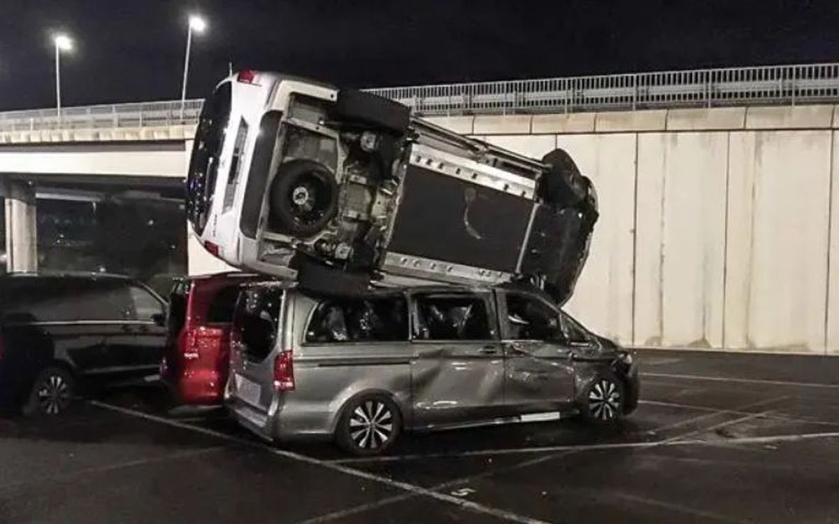 VIDEO&FOTO Un angajat concediat de Mercedes-Benz a făcut praf 69 de mașini de lux ale firmei. Paguba e imensă