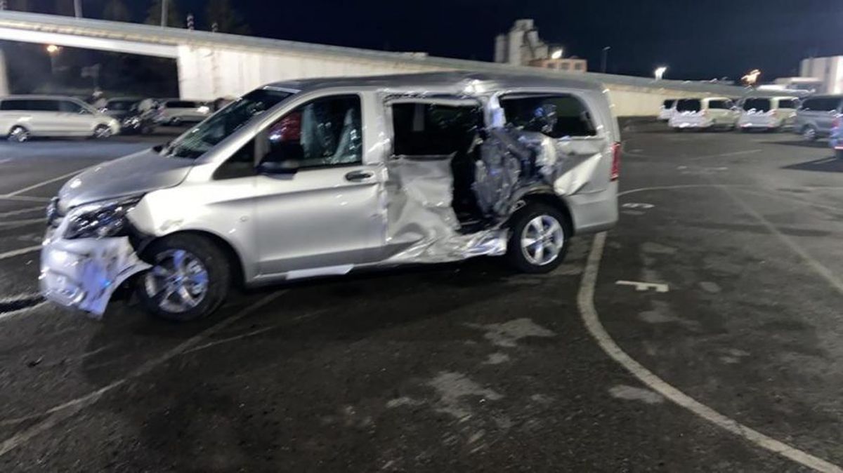 VIDEO&FOTO Un angajat concediat de Mercedes-Benz a făcut praf 69 de mașini de lux ale firmei. Paguba e imensă