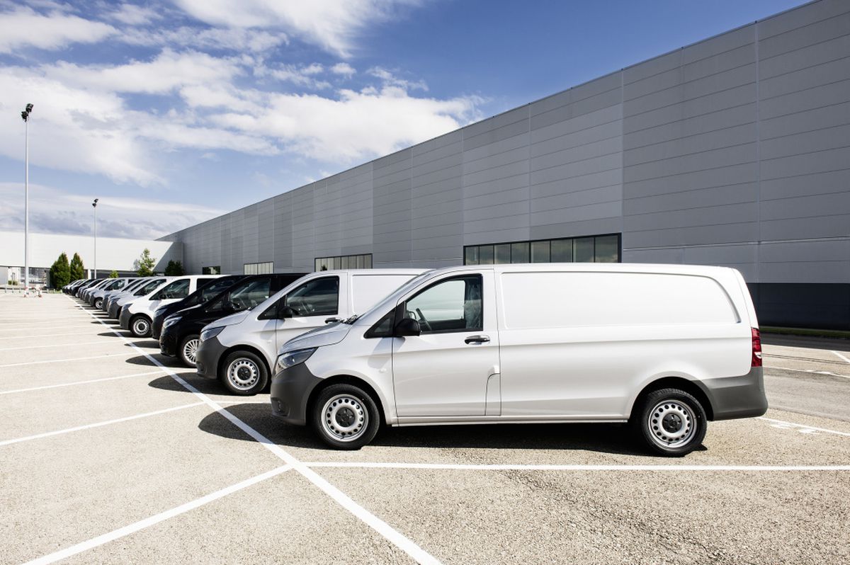 VIDEO&FOTO Un angajat concediat de Mercedes-Benz a făcut praf 69 de mașini de lux ale firmei. Paguba e imensă