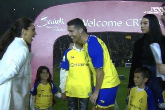 De la stânga la dreapta, Fatma Fahad, Cristiano Ronaldo și Georgina Rodriguez