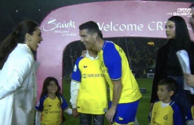 Imaginile care trădează destrămarea cuplului Ronaldo - Georgina?! Logodnica portughezului, deranjată de interacțiunea dintre Cristiano și o jurnalistă arabă