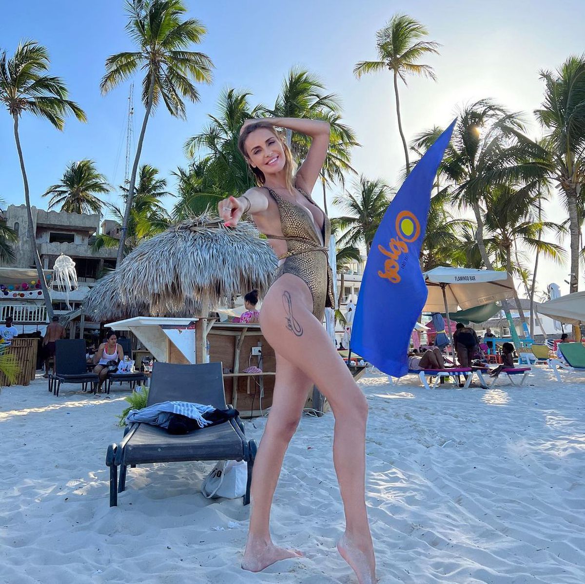 Blonda care a făcut ravagii pe plaja din Dominicană! Se iubește cu un celebru prezentator TV de la noi