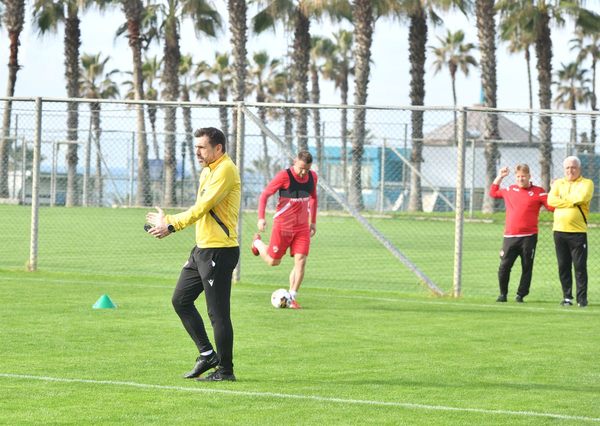 „Câinii” reînvață fotbalul și cum se marchează » Zeljko Kopic de la „Acesta nu e Dinamo!” la „Așa, dați gol, yes, yes, bravo!”