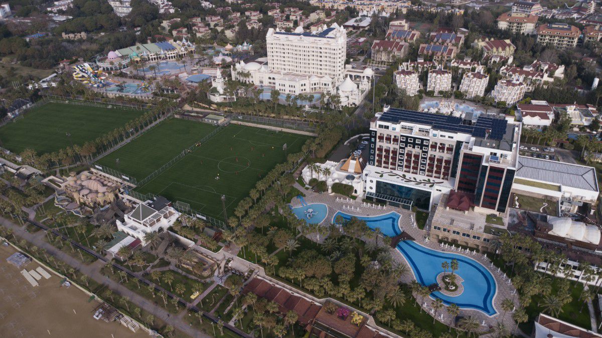 „Câinii” au ajuns în Paradis! Imagini spectaculoase surprinse din dronă: Dinamo pregătește salvarea într-o locație exclusivistă