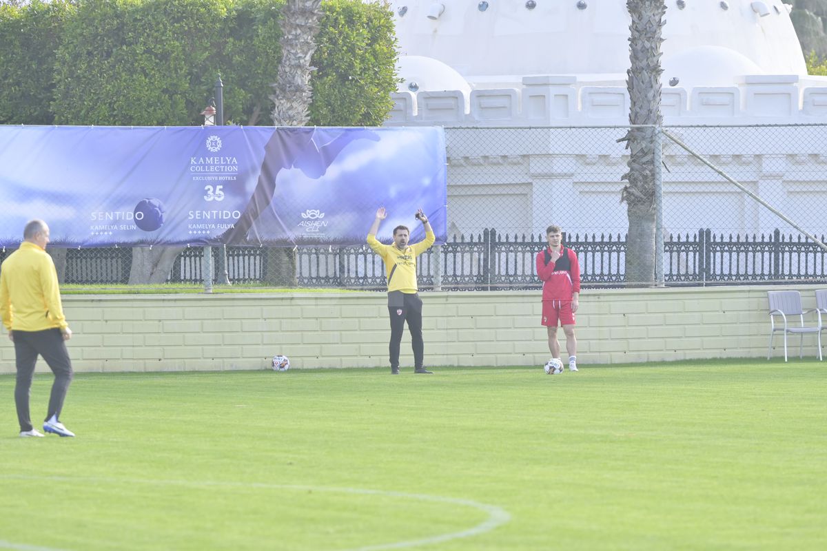 „Câinii” reînvață fotbalul și cum se marchează » Zeljko Kopic de la „Acesta nu e Dinamo!” la „Așa, dați gol, yes, yes, bravo!”