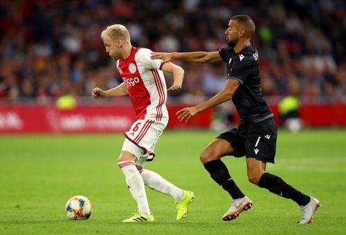 Omar El Kaddouri (dreapta), în duel cu Van de Beek / FOTO:  GettyImages