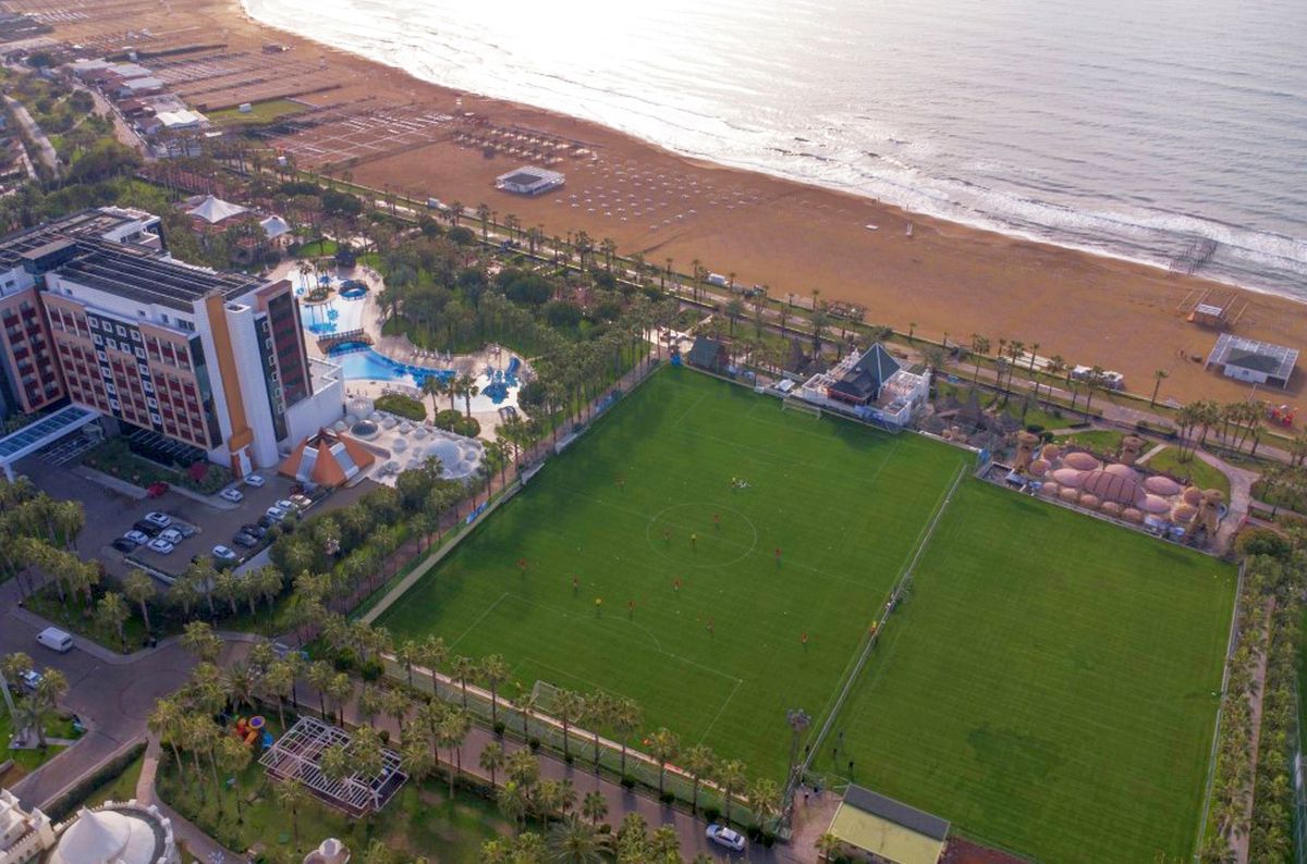 „Câinii” au ajuns în Paradis! Imagini spectaculoase surprinse din dronă: Dinamo pregătește salvarea într-o locație exclusivistă