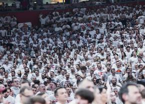 De pe altă planetă! Peste 20.000 de spectatori au creat o atmosferă senzațională la derby-ul orgoliilor din Euroligă