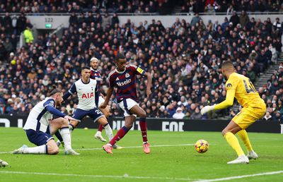 Tottenham - Newcastle 1-2 » Prăbușirea continuă și în noul an pentru Radu Drăgușin și Ange Postecoglou