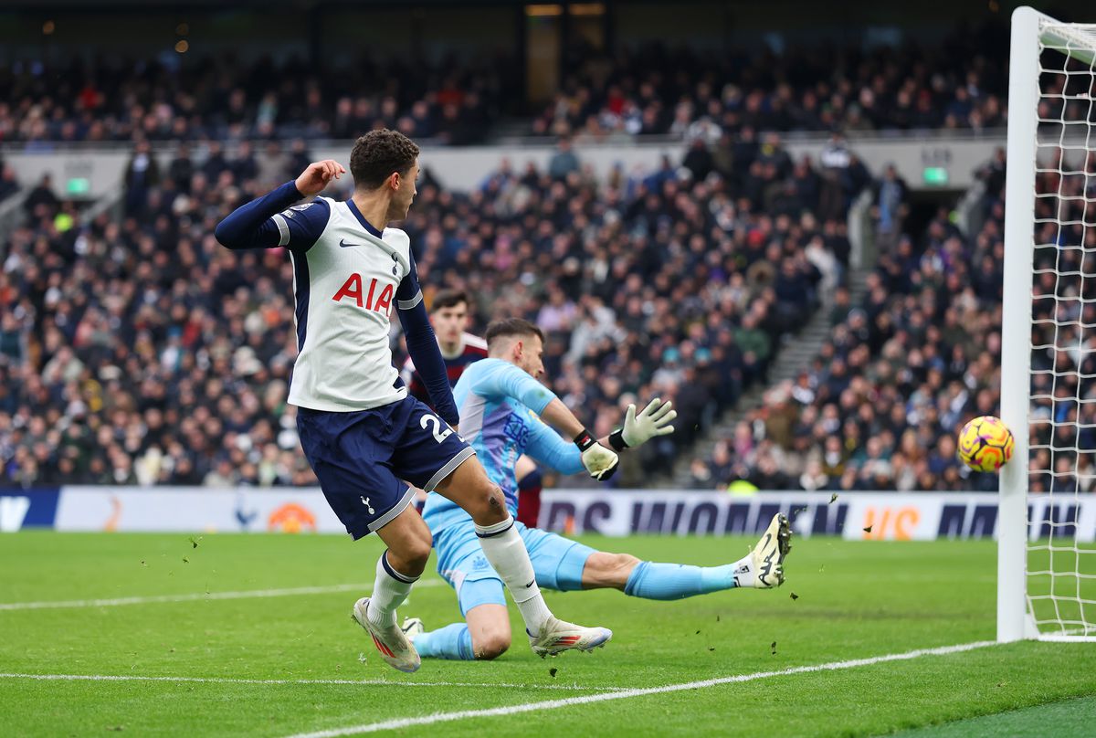 Tottenham - Newcastle 1-2 » Prăbușirea continuă și în noul an pentru Radu Drăgușin și Ange Postecoglou