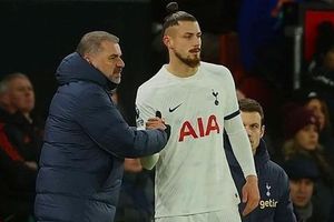 Ange Postecoglou n-a glumit » Primul transfer al lui Tottenham pentru întărirea defensivei