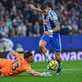 Joan Garcia, aici deposedându-l pe Roberto, a fost îngerul păzitor al Barcelonei în duelul cu Espanyol / Foto: Imago