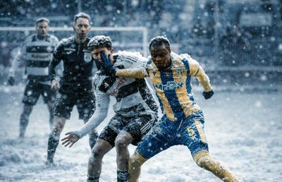 Superliga, îngropată în zăpadă! Cum ar arăta meciurile din România într-un scenariu de iarnă extremă