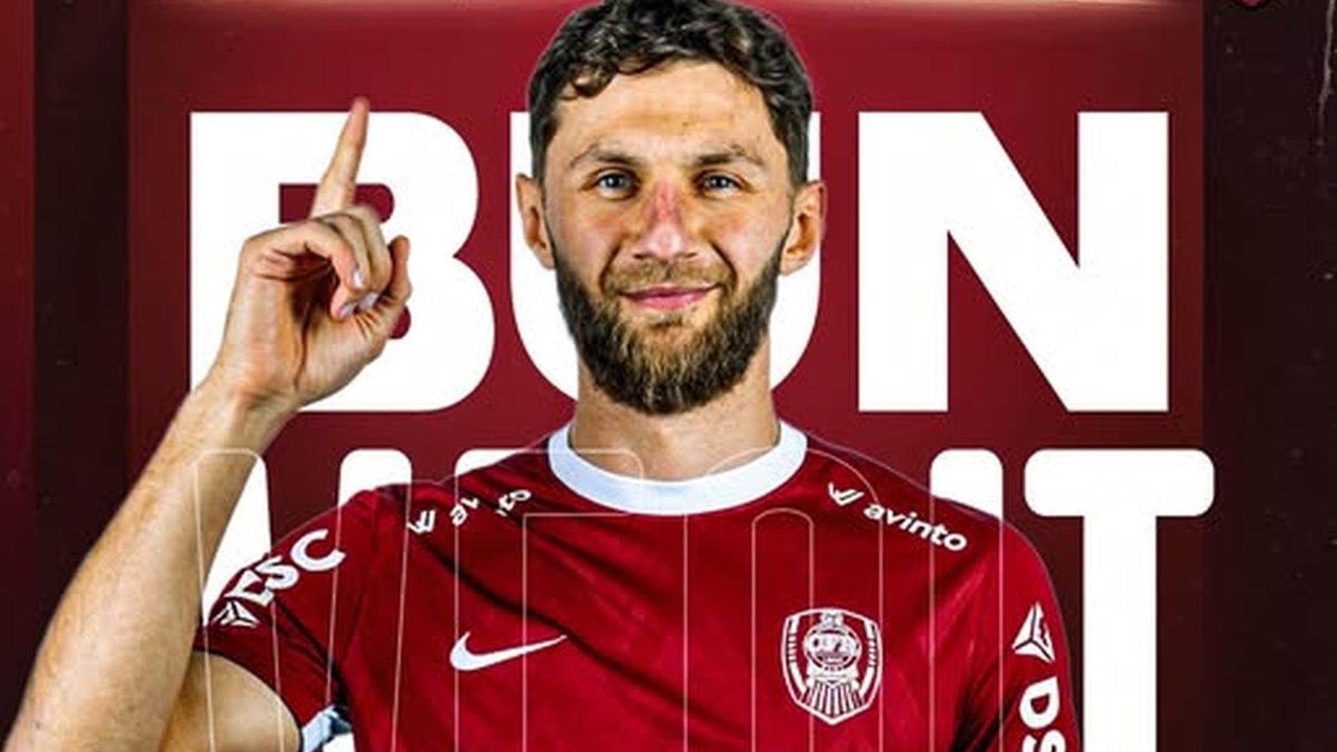 Alibek Aliev în tricoul CFR Cluj, prezentat oficial ca noul transfer fotbal din Suedia, pe stadionul acoperit de zăpadă | sursa foto: Gazeta Sporturilor