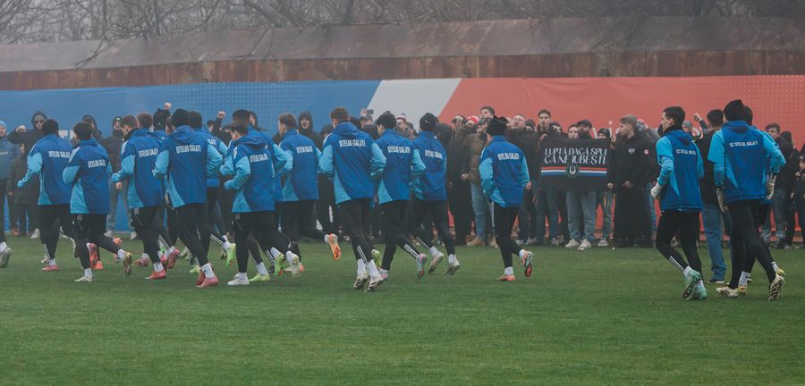 Oțelul Galați s-a reunit pe plan intern // foto: Facebook Cu gândul la play-off, echipa din Superliga s-a reunit alături de fani și cu show de fumigene