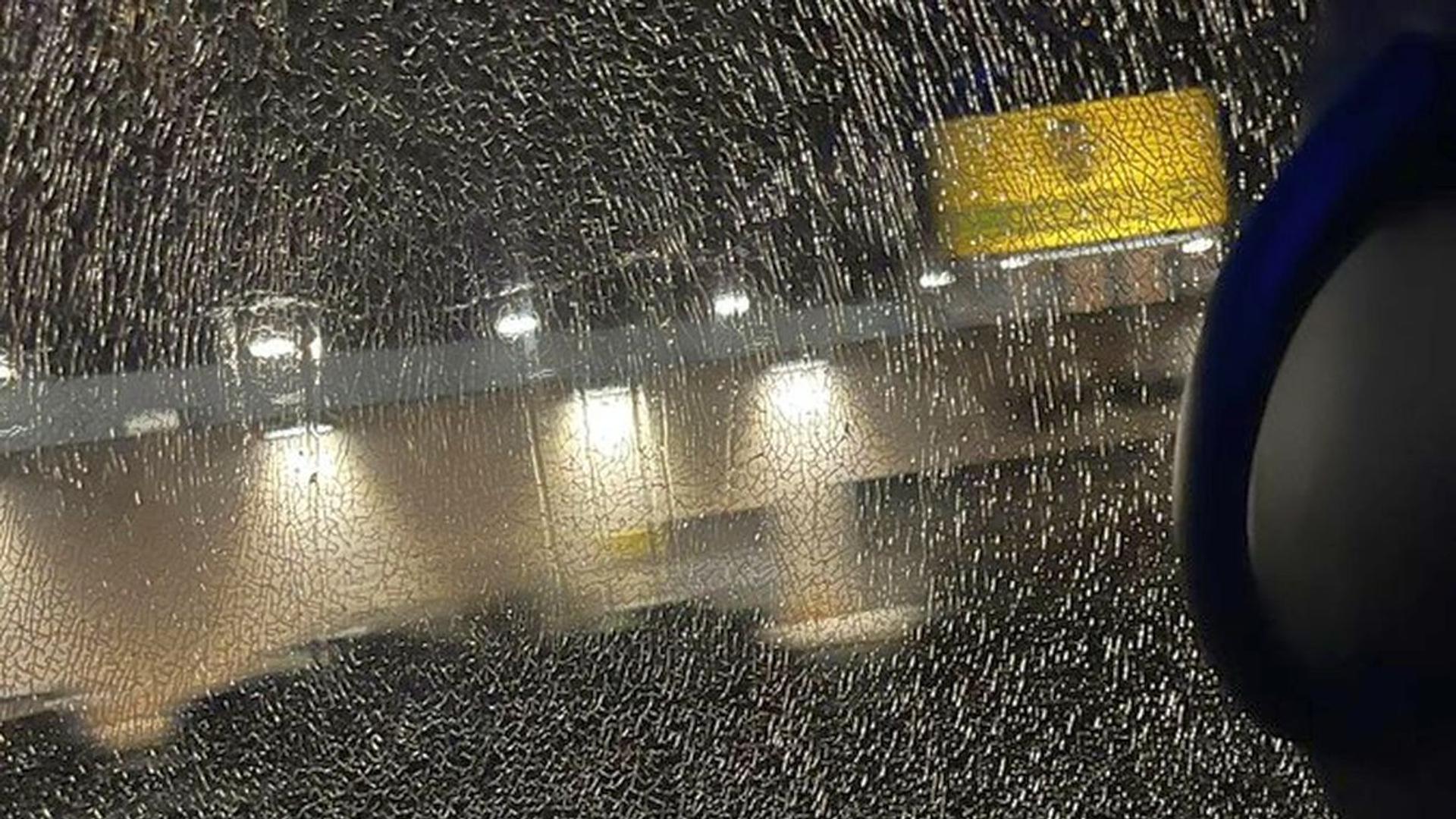 Fani furioși ai Valenciei protestând la aeroport după înfrângerea echipei, cu geamul autocarului spart în urma incidentelor violente. | sursa foto: Gazeta Sporturilor