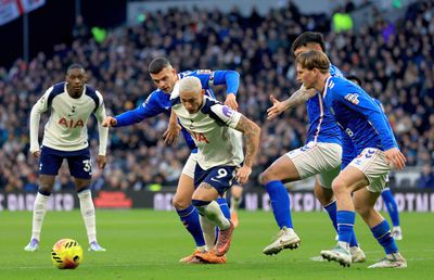 Tottenham, remiză cu Sunderland în Premier League » Decizia luată în cazul lui Radu Drăgușin