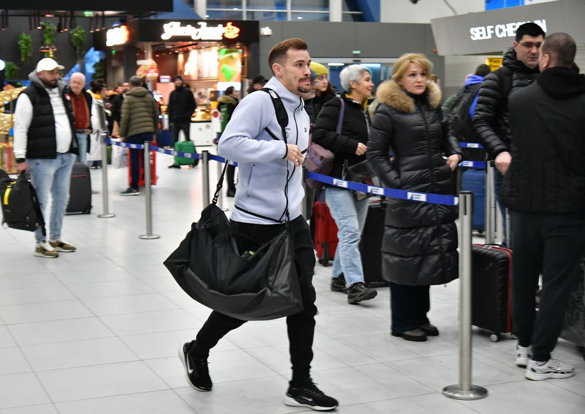FCSB a plecat în Antalya, cu 29 de jucători în lot: Mihai Popescu a făcut deplasarea » 5 noutăți la campioană! Toate imaginile de pe aeroport