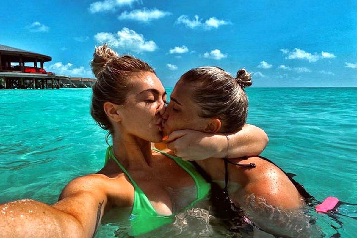 GALERIE FOTO Pugilista April Hunter, poză-manifest în vacanța din Maldive: „E ilegal să fii gay aici? Priviți gândurile noastre”