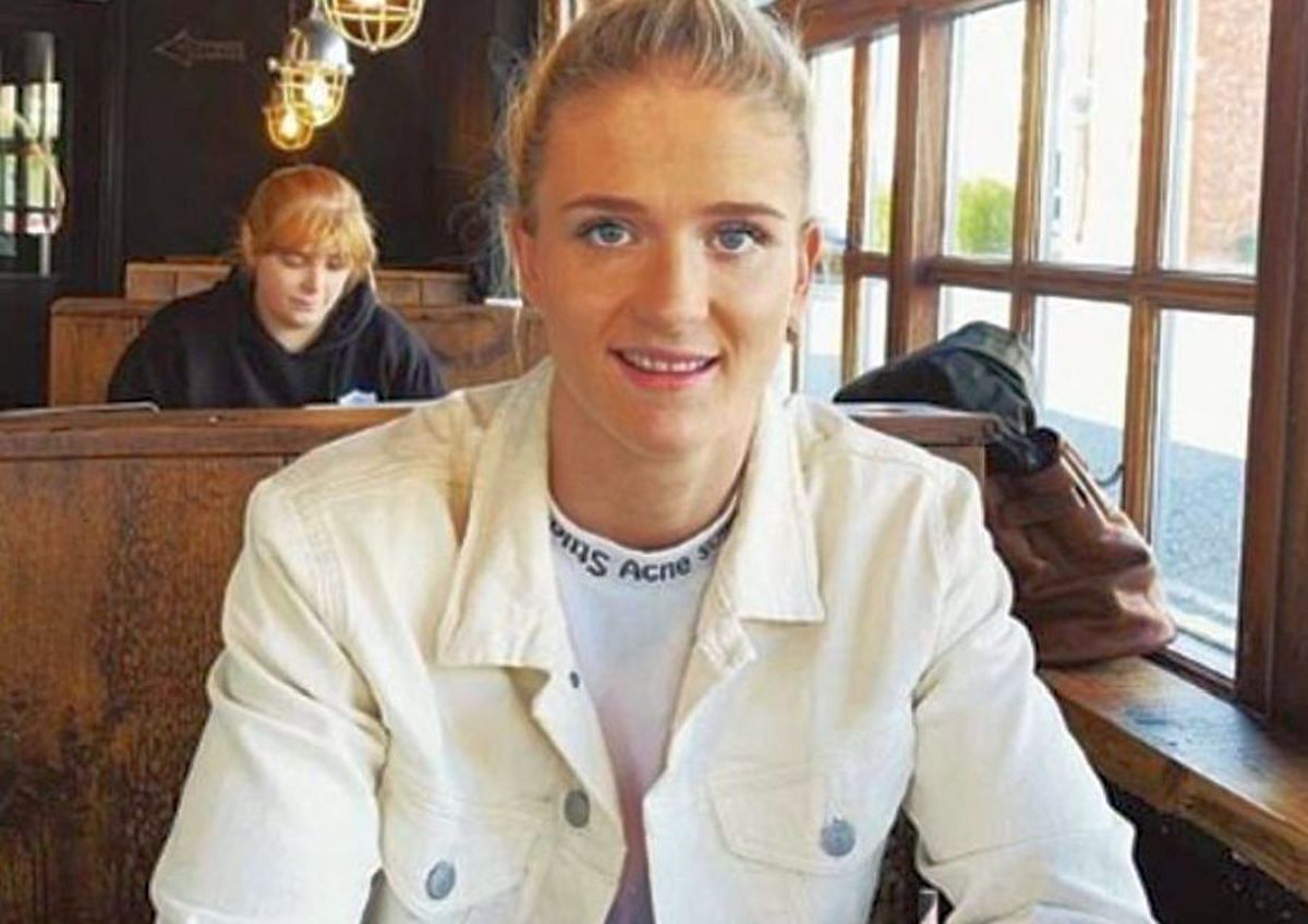 GALERIE FOTO Pugilista April Hunter, poză-manifest în vacanța din Maldive: „E ilegal să fii gay aici? Priviți gândurile noastre”