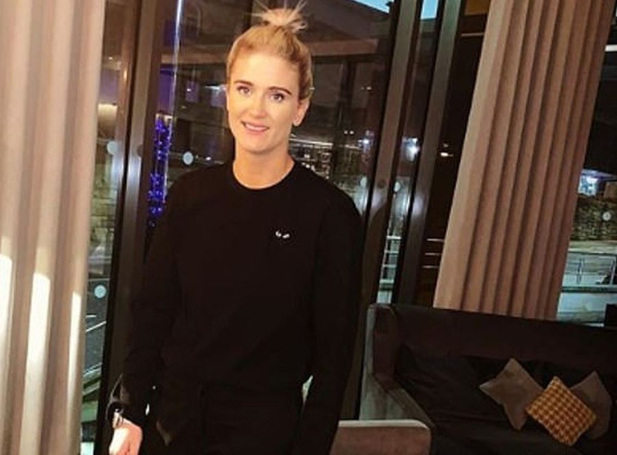 GALERIE FOTO Pugilista April Hunter, poză-manifest în vacanța din Maldive: „E ilegal să fii gay aici? Priviți gândurile noastre”