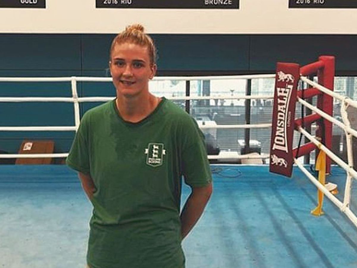 GALERIE FOTO Pugilista April Hunter, poză-manifest în vacanța din Maldive: „E ilegal să fii gay aici? Priviți gândurile noastre”