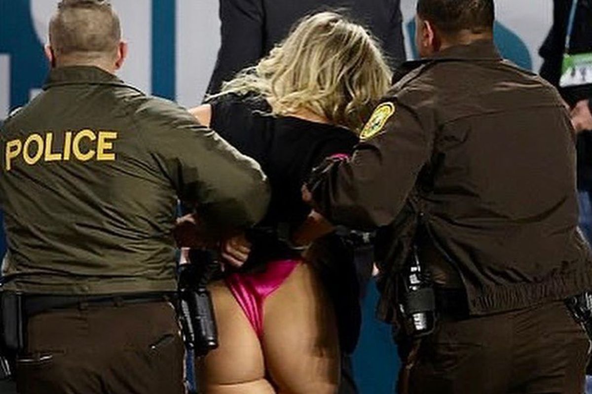 FOTO Fotomodelul care a încercat să intre goală pe teren la Super Bowl nu regretă nimic: „De la închisoare, direct la muncă”