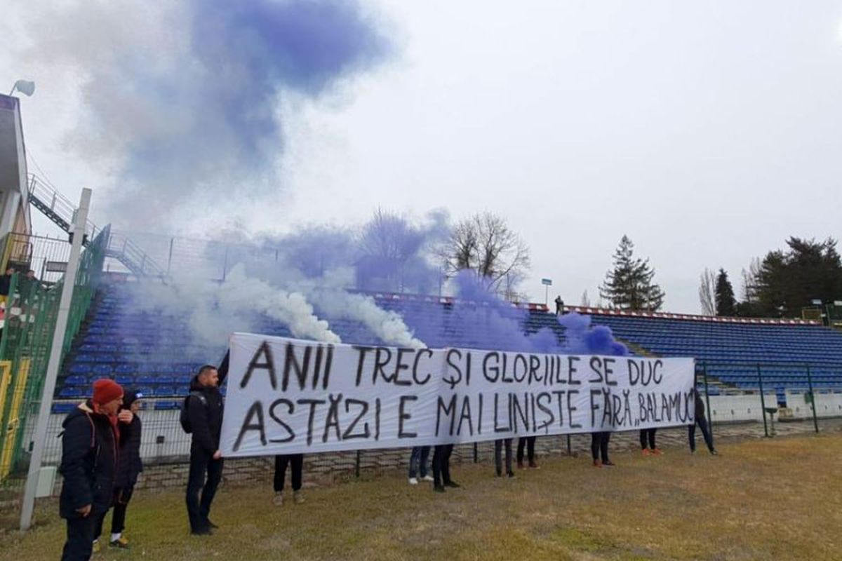 FOTO Ilie Bărbulescu a fost condus pe ultimul drum » Ultrașii de la FC Argeș și Steaua s-au strâns la stadion: „Anii trec și gloriile se duc / Astăzi e mai liniște fără «Balamuc»”