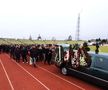 FOTO Ilie Bărbulescu a fost condus pe ultimul drum » Ultrașii de la FC Argeș și Steaua s-au strâns la stadion: „Anii trec și gloriile se duc / Astăzi e mai liniște fără «Balamuc»”