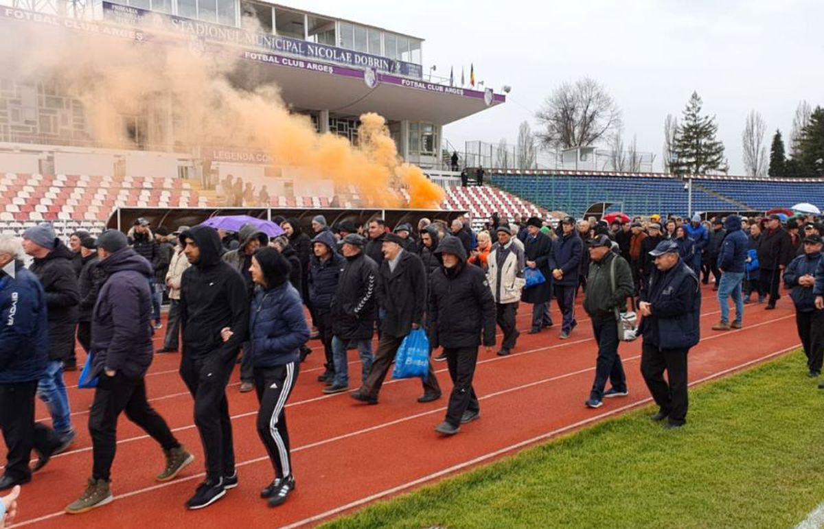 FOTO Ilie Bărbulescu a fost condus pe ultimul drum » Ultrașii de la FC Argeș și Steaua s-au strâns la stadion: „Anii trec și gloriile se duc / Astăzi e mai liniște fără «Balamuc»”