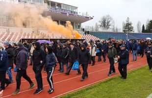 FOTO Ilie Bărbulescu a fost condus pe ultimul drum » Ultrașii de la FC Argeș și Steaua s-au strâns la stadion: „Anii trec și gloriile se duc / Astăzi e mai liniște fără «Balamuc»”