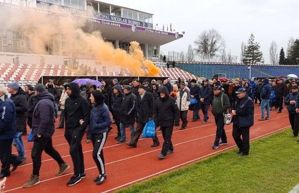 FOTO Ilie Bărbulescu a fost condus pe ultimul drum » Ultrașii de la FC Argeș și Steaua s-au strâns la stadion: „Anii trec și gloriile se duc / Astăzi e mai liniște fără «Balamuc»”
